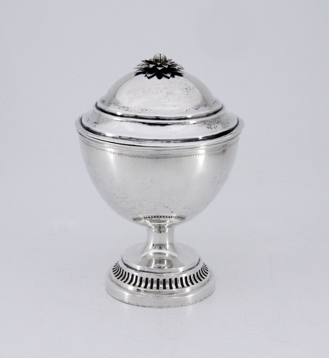 Sucrier couvert en urne — argent massif, par Hans Jacob Ammann (1750-1834) — Zurich, vers 1790-photo-2