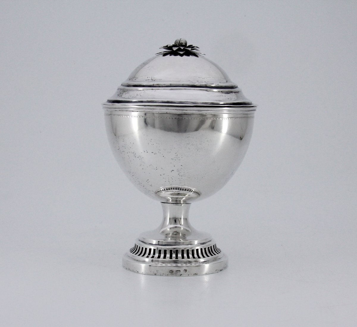 Sucrier couvert en urne — argent massif, par Hans Jacob Ammann (1750-1834) — Zurich, vers 1790-photo-4