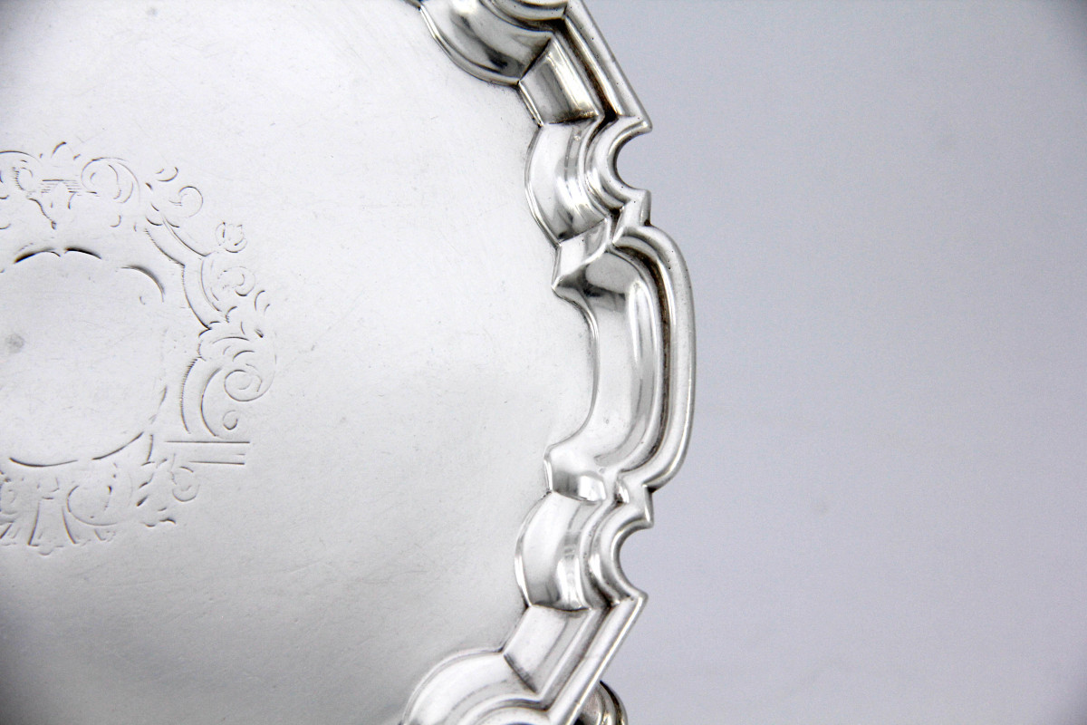 Salver — Petit plateau tripode en argent sterling d'époque George II — John Tuite, Londres 1731-photo-1