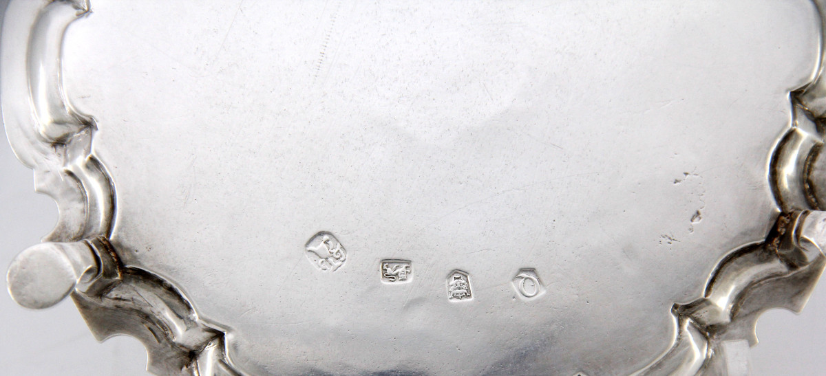 Salver — Petit plateau tripode en argent sterling d'époque George II — John Tuite, Londres 1731-photo-3
