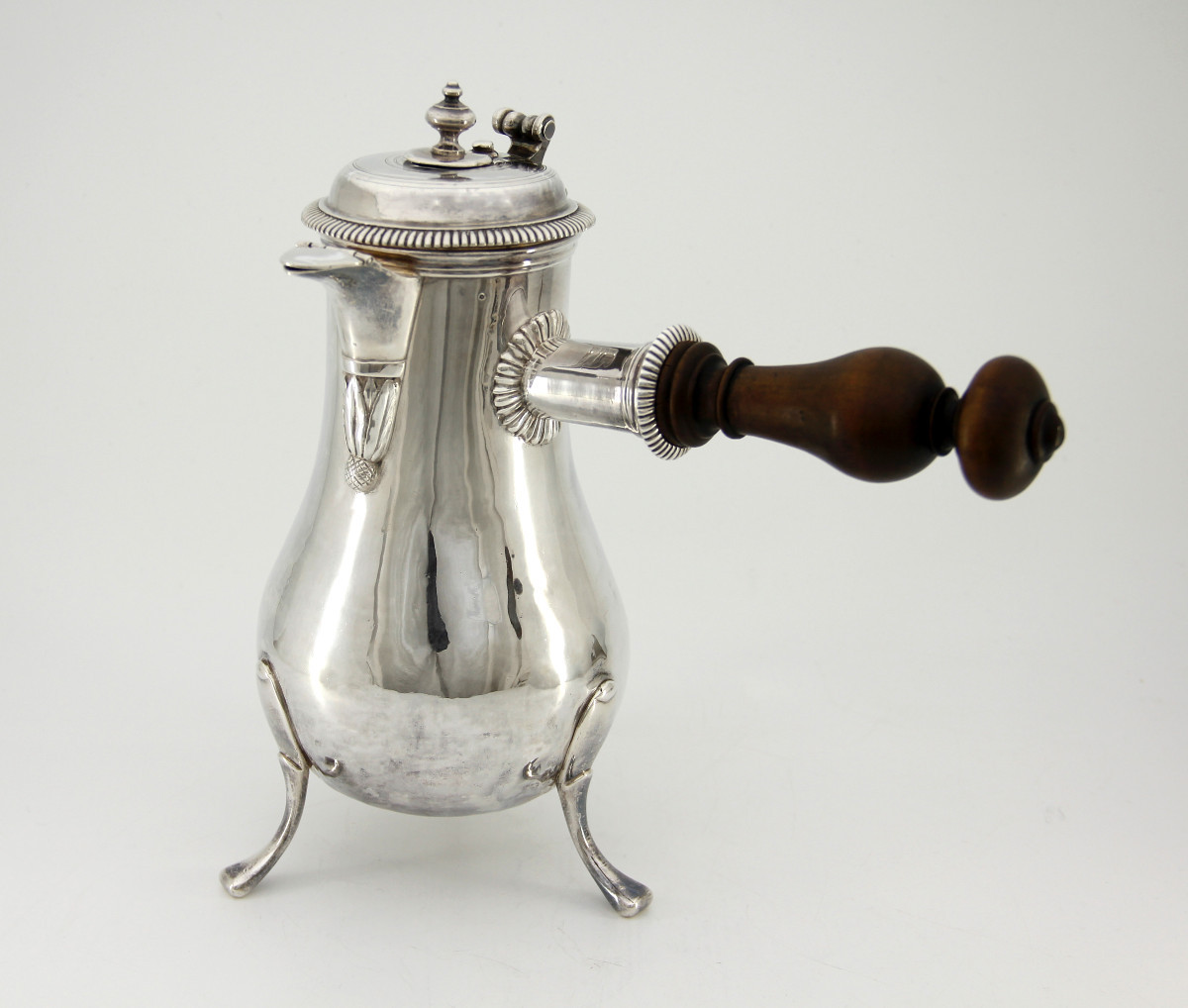 Grande chocolatière en argent massif — Paris, 1724-1725