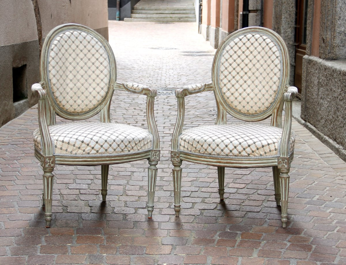 Paire de petits fauteuils cabriolets à dossier médaillon — Epoque Louis XVI, vers 1780-photo-2
