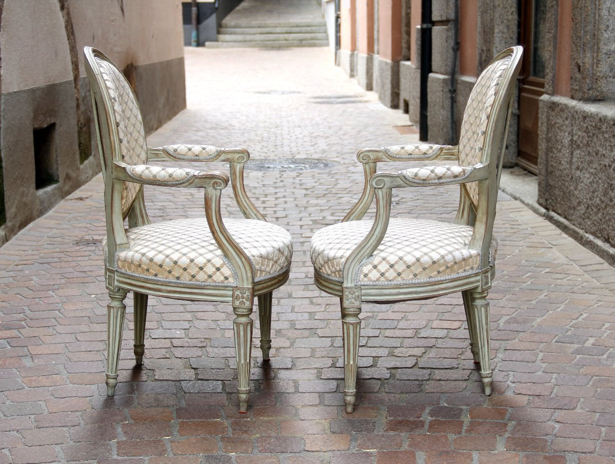 Paire de petits fauteuils cabriolets à dossier médaillon — Epoque Louis XVI, vers 1780-photo-3
