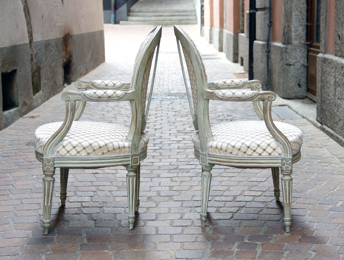 Paire de petits fauteuils cabriolets à dossier médaillon — Epoque Louis XVI, vers 1780-photo-1