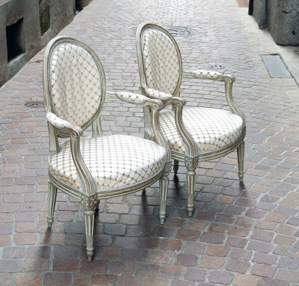 Paire de petits fauteuils cabriolets à dossier médaillon — Epoque Louis XVI, vers 1780-photo-2