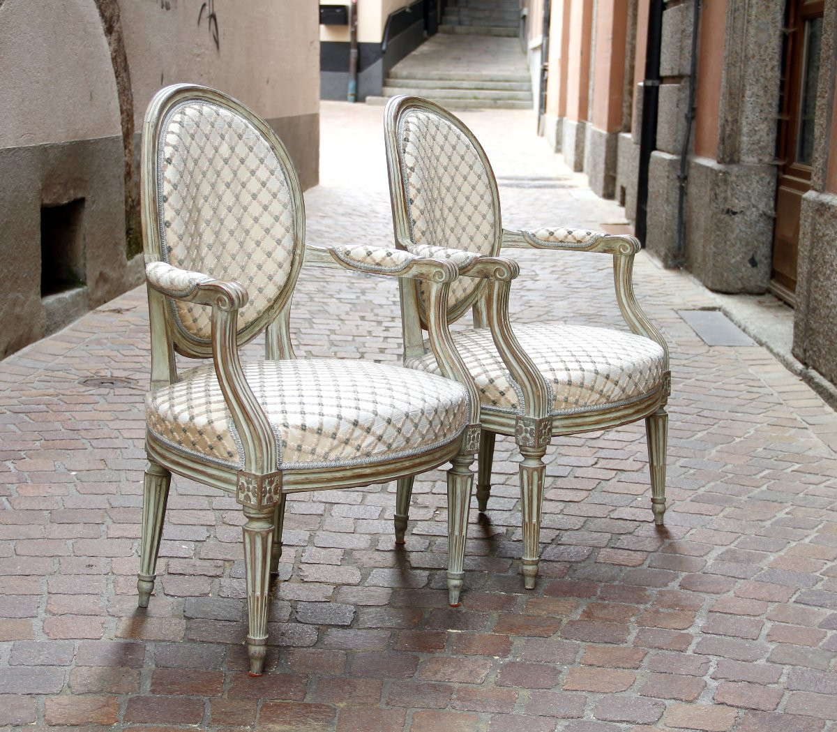 Paire de petits fauteuils cabriolets à dossier médaillon — Epoque Louis XVI, vers 1780-photo-3