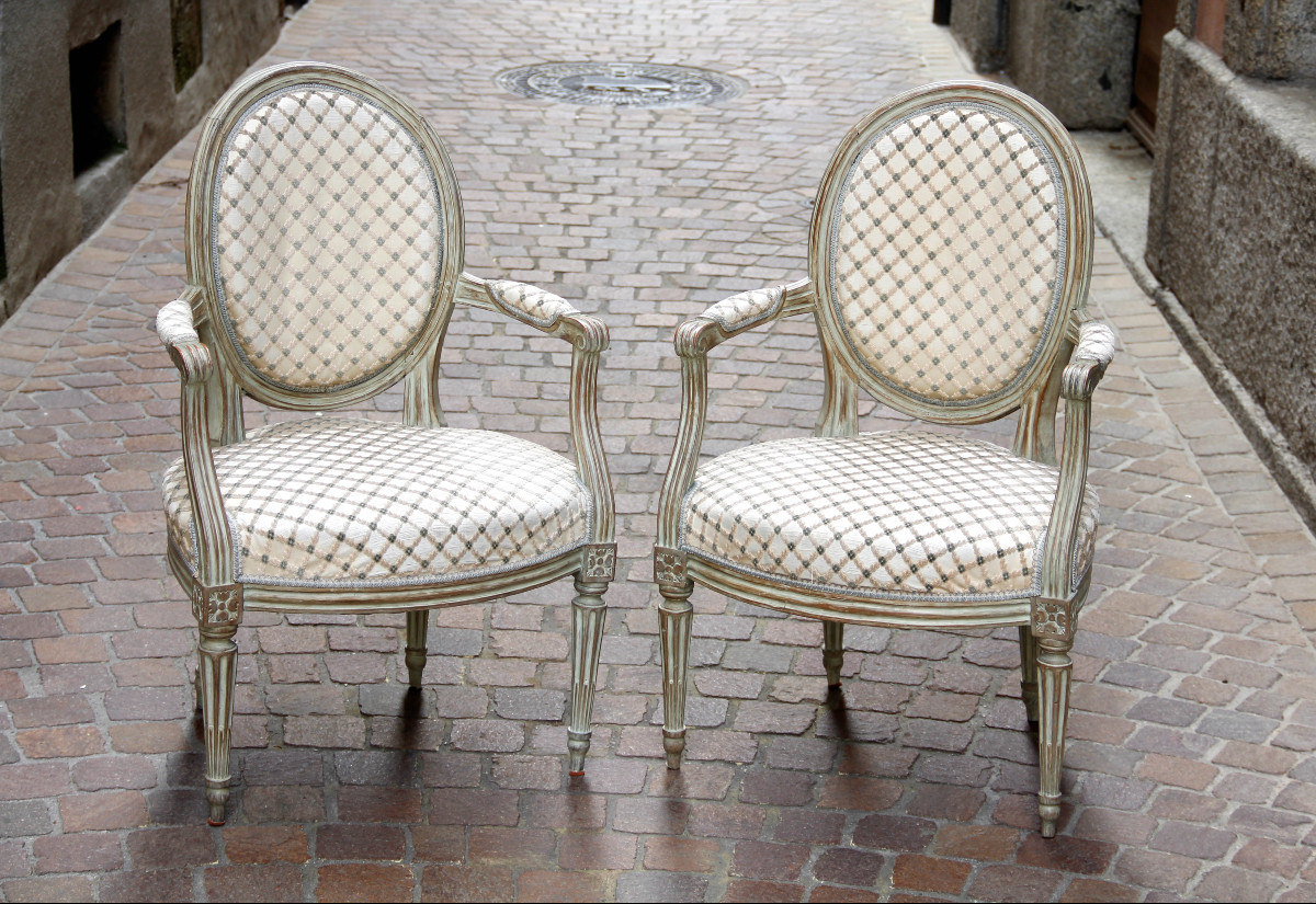 Paire de petits fauteuils cabriolets à dossier médaillon — Epoque Louis XVI, vers 1780