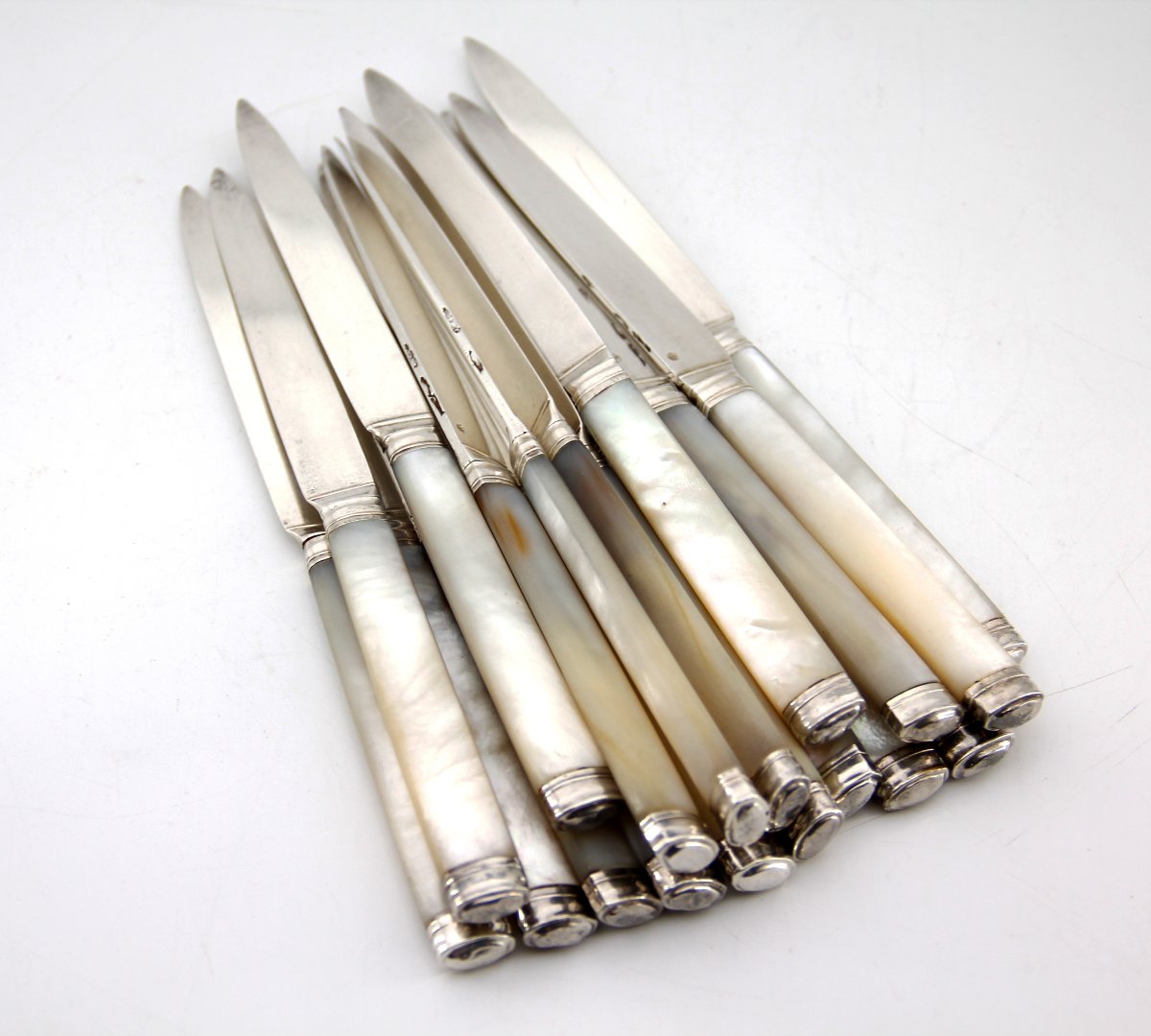Rare Set Of 18 Silver And Mother-of-pearl Dessert Knives – François-charles Gavet – Paris, 1788–1789