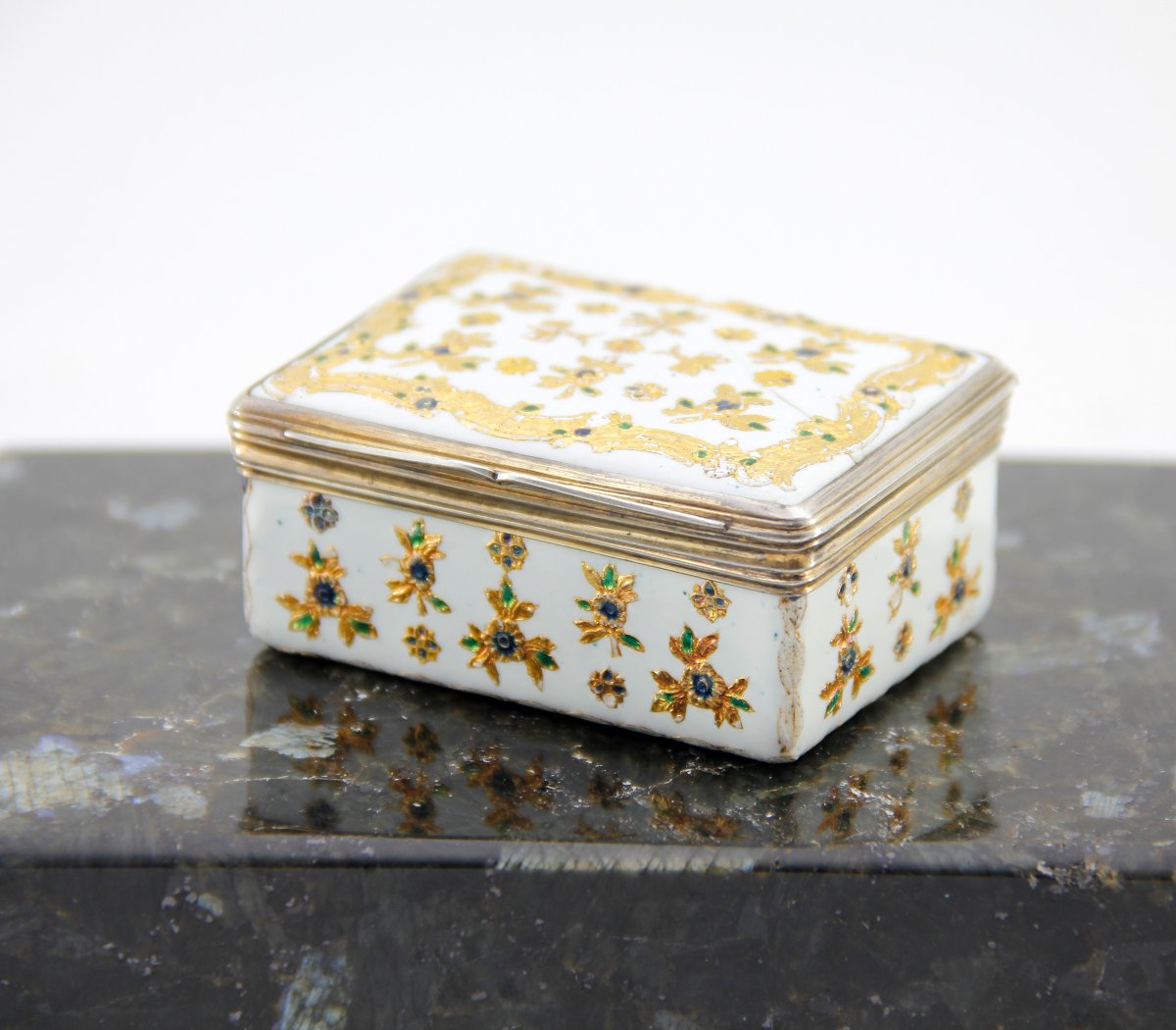 Tabatière en émail de Saxe rehaussé d'or par Fromery, montée en vermeil à Paris (1738-1744)