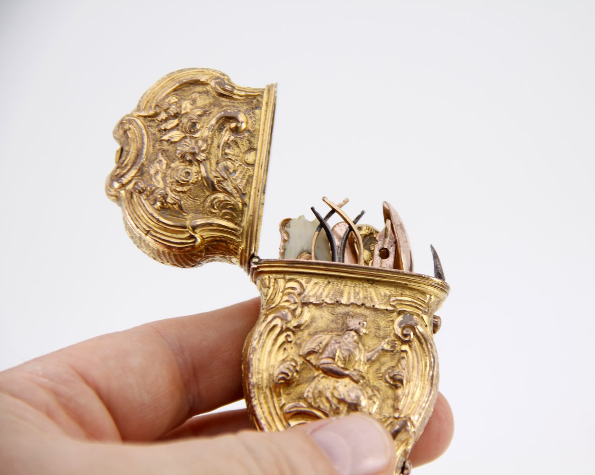 Gilded Copper Chatelaine Set—england, Ca. 1740—complete With All Its Utensils-photo-1