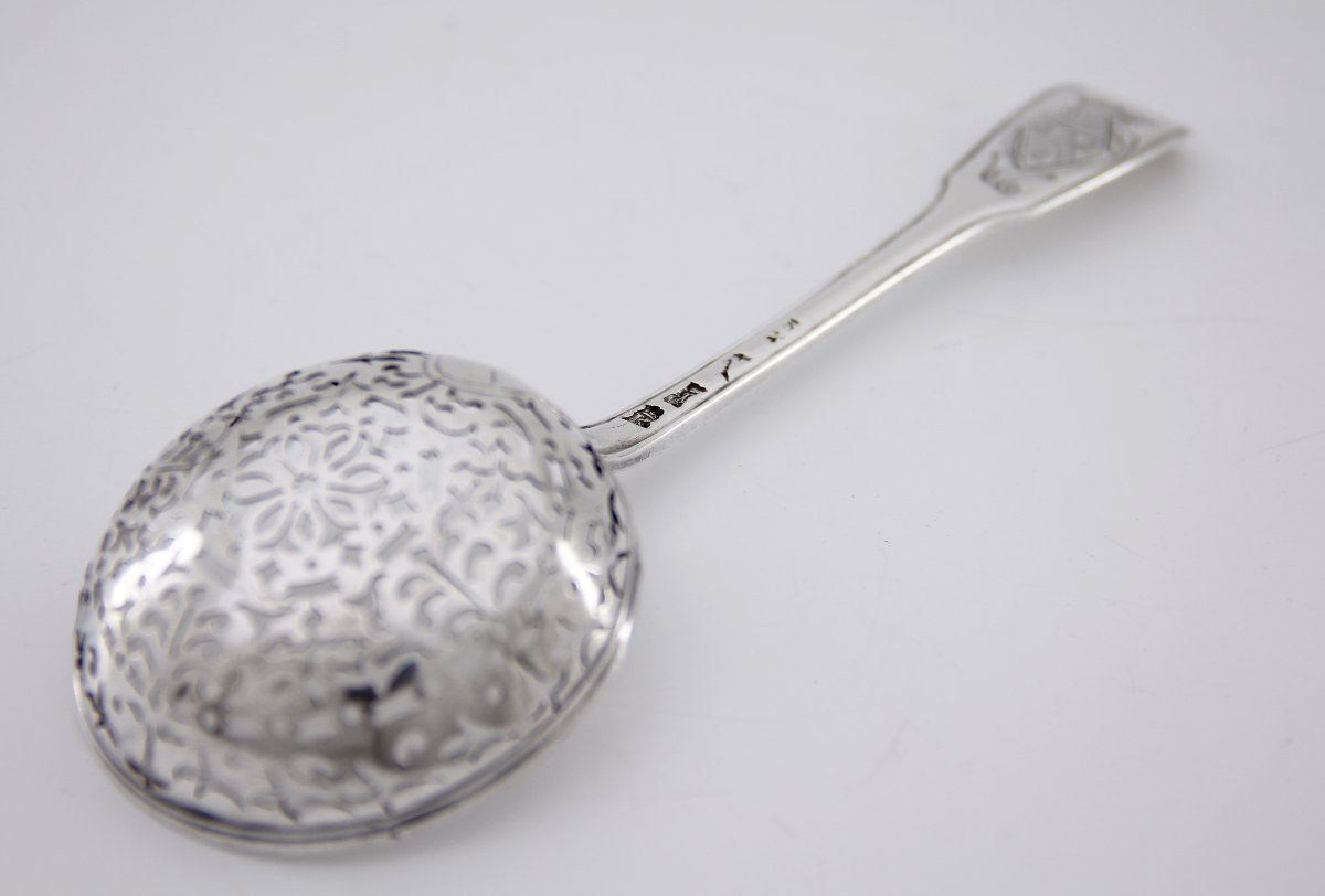Cuillère à sucre ou à saupoudrer (saupoudreuse) — Laval 1762-1764 — Famille Picot de Dampierre 