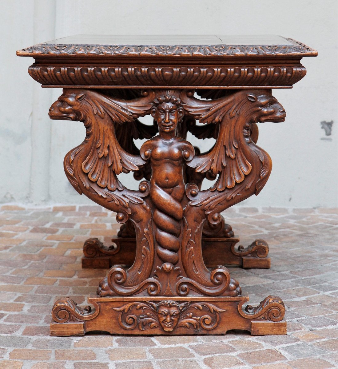 Table en éventail de style Seconde Renaissance, en noyer mouluré et sculpté. Paris, milieu XIXe-photo-4