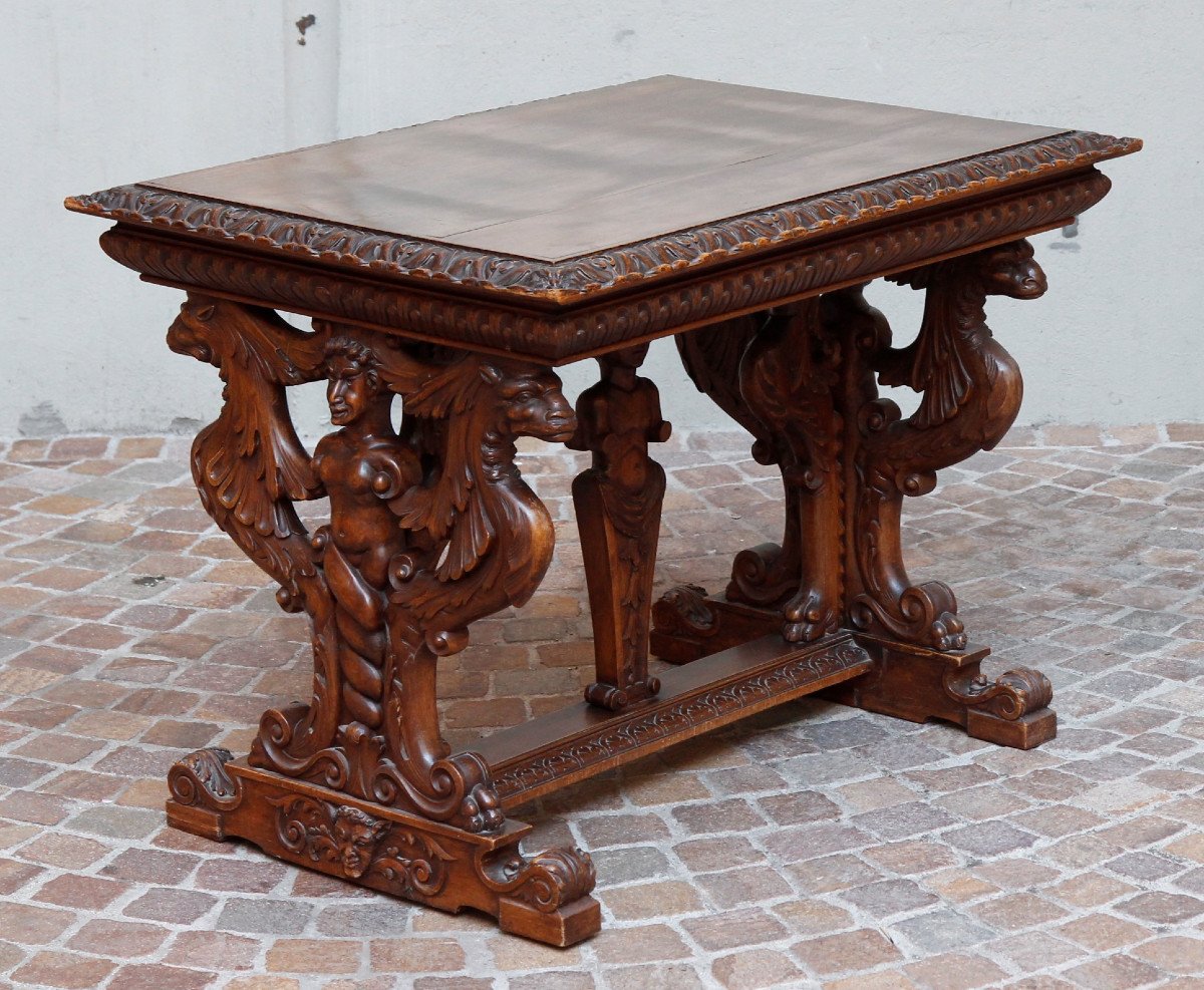 Table en éventail de style Seconde Renaissance, en noyer mouluré et sculpté. Paris, milieu XIXe