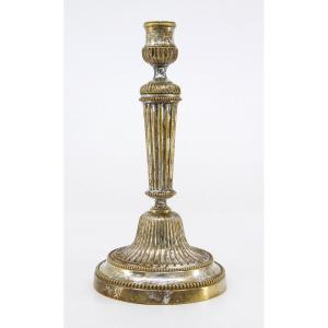 Lourd flambeau d'époque Louis XVI en bronze argenté, dans son argenture d'origine