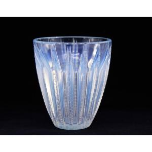 LALIQUE - Vase Chamonix (1933) en verre bleuté opalescent - Signé R. LALIQUE France - vers 1940