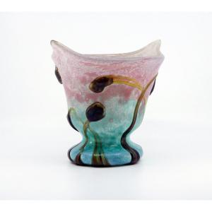 Vase en verre polychrome iridescent à décor de pastillages, dans le goût de Novaro, Biot ca1980