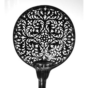 Cuill&egrave;re &agrave; sucre - rare mod&egrave;le pr&eacute;coce &agrave; spatule violon&eacute;e, coquilles et agrafes - Paris 1745