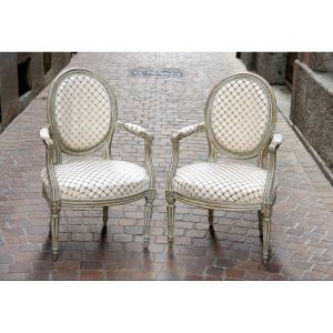 Paire de petits fauteuils cabriolets à dossier médaillon — Epoque Louis XVI, vers 1780