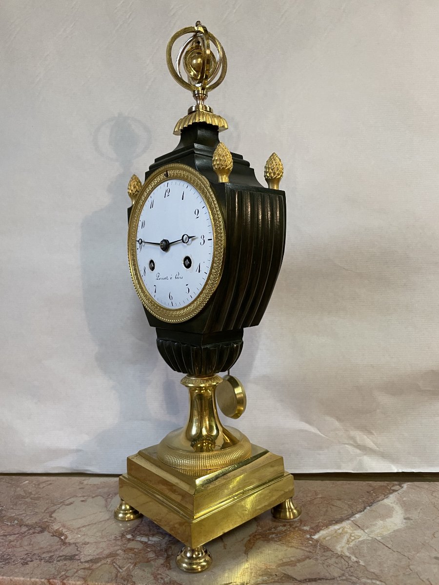 PENDULE EMPIRE VASE " ECUSSON " BRONZE , HT 38