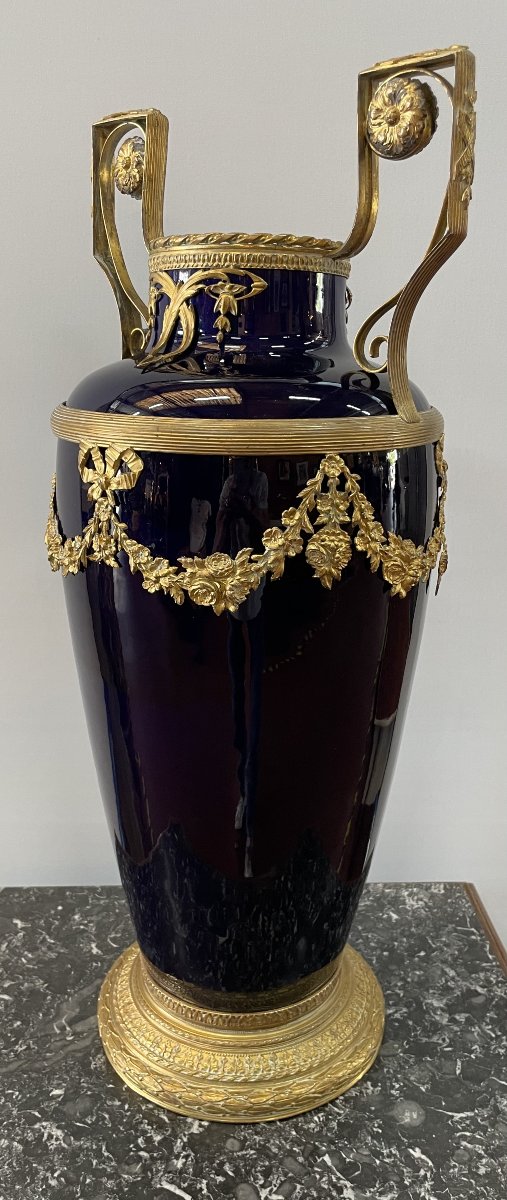 IMPOSANT VASE BLEU DE SEVRES , HT 52.