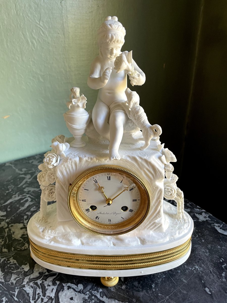 PENDULE DIRECTOIRE EN BISCUIT , HT 31.