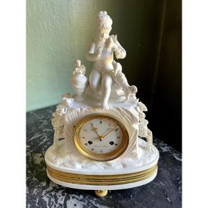 PENDULE DIRECTOIRE EN BISCUIT , HT 31.