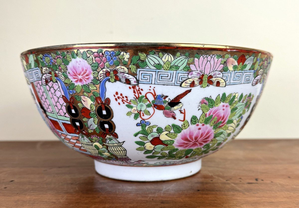 China Late 19th Century: Large Cantonese Porcelain Bowl-photo-1