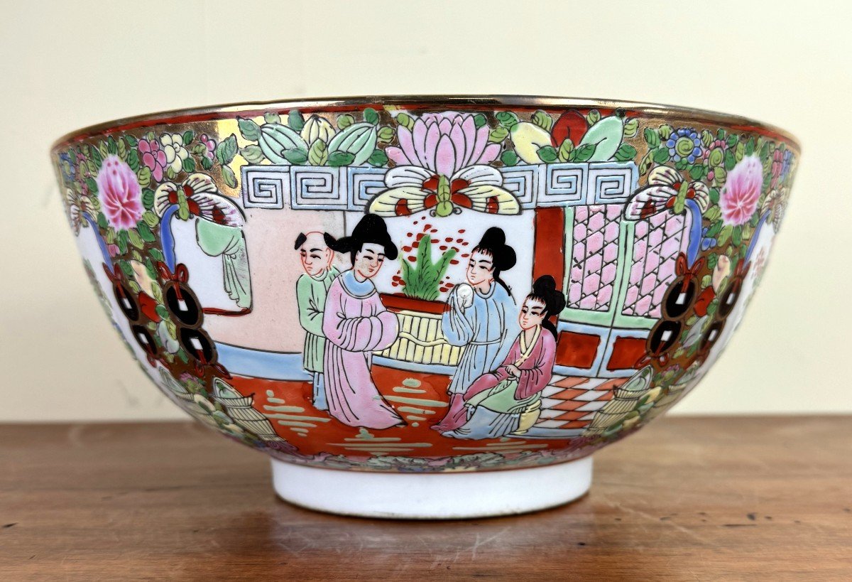 China Late 19th Century: Large Cantonese Porcelain Bowl-photo-2