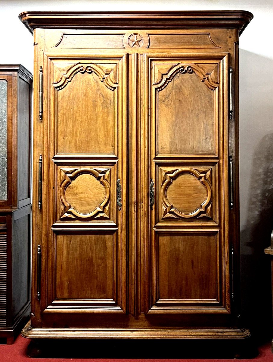 Importante Armoire Lyonnaise époque Louis XIV En Noyer Massif 