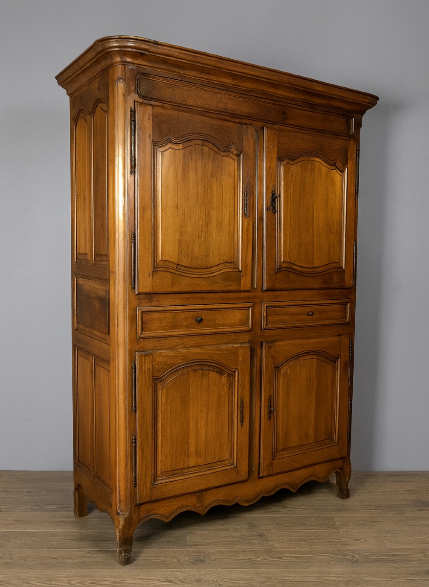 Armoire A Quatre Vantaux époque Louis XV En Noyer
