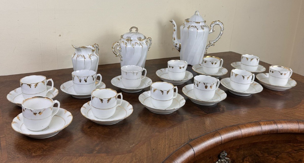 Porcelaine Lyonnaise XIX Eme : Service à Café à Décors Dorés Sur Fond Blanc 27 Pièces