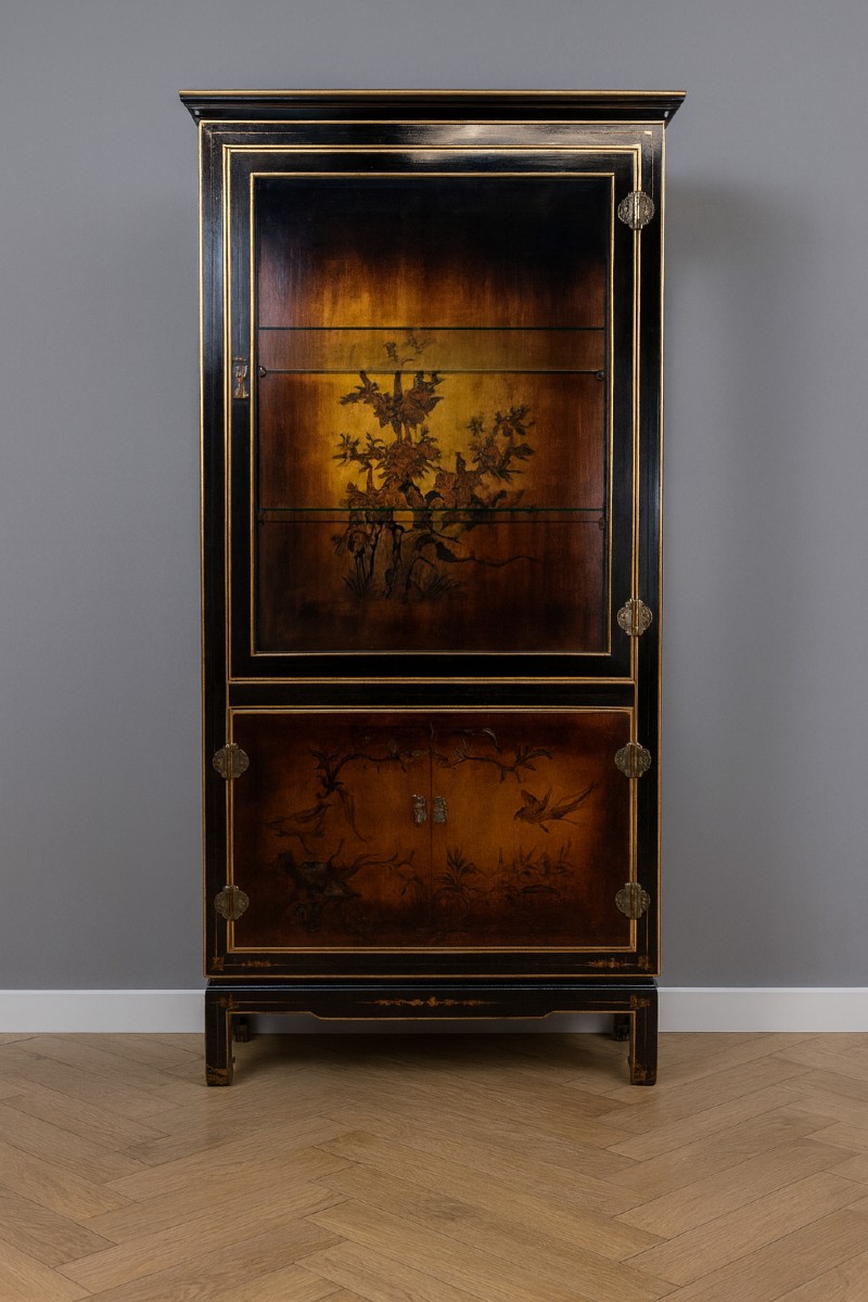 Pretty Chinese Display Case In Lacquer And Painted Motifs, 20th Century
