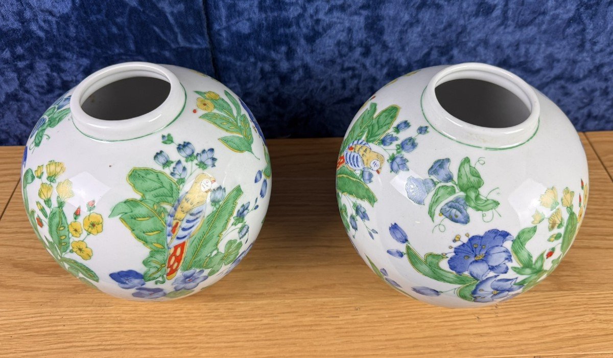 China Circa 1900: Pair Of Porcelain Ball Vases With Birds And Flowers-photo-1