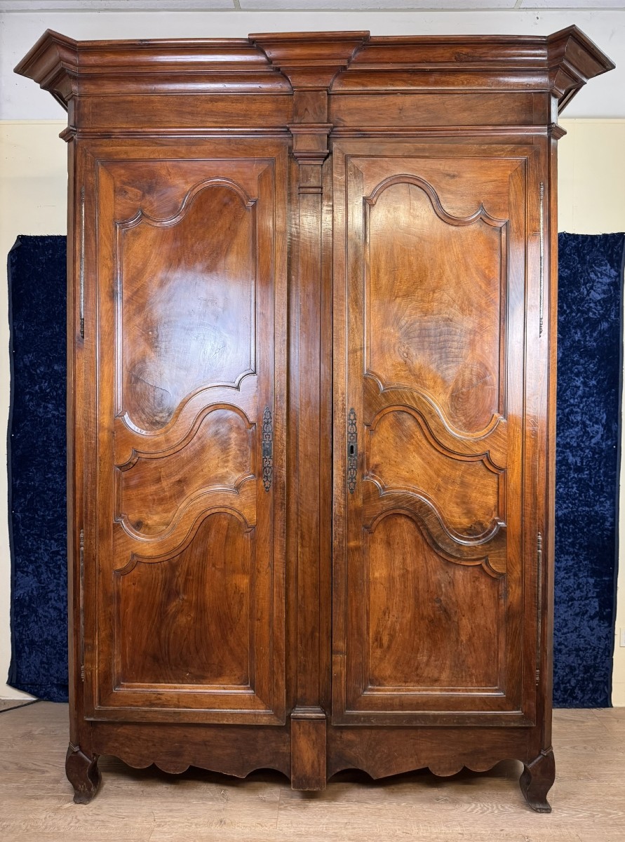 Armoire époque Louis XV En Noyer Massif Vers 1750 