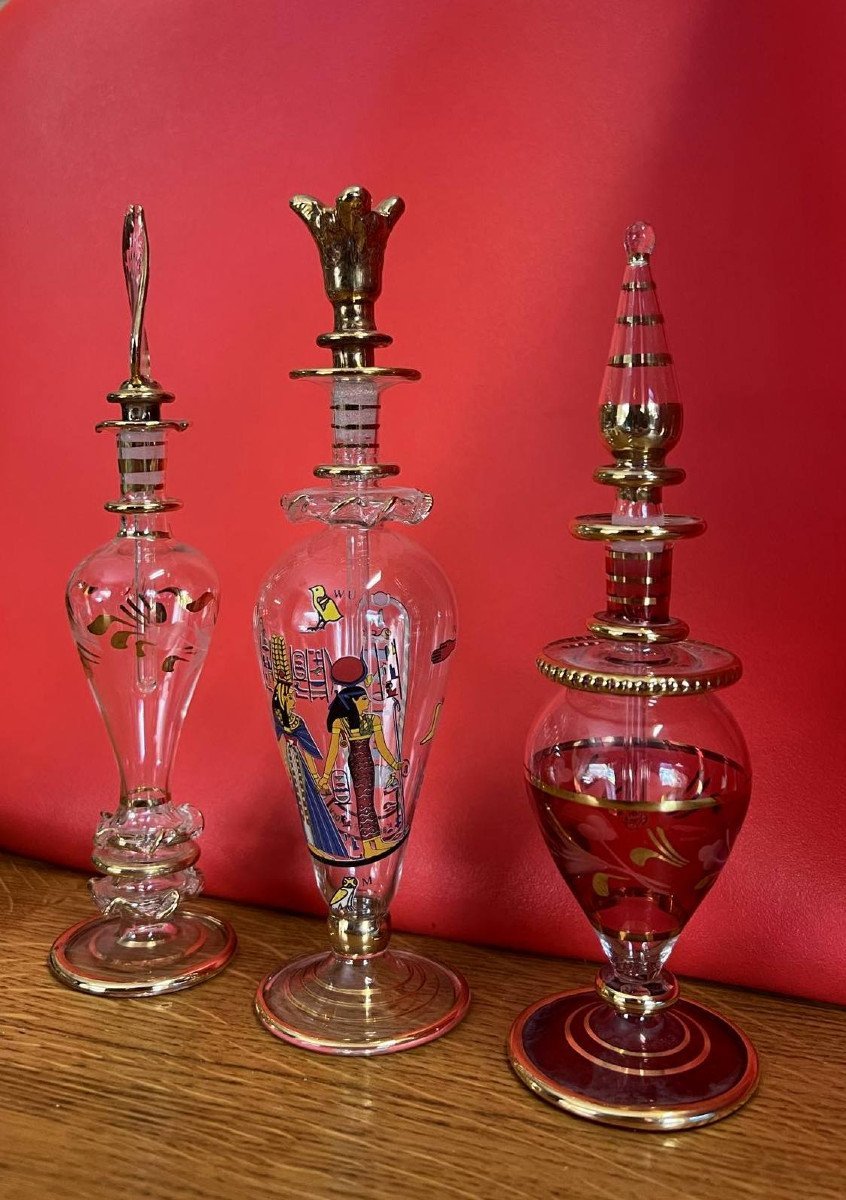 Trois flacons en verre translucide et rehauts de dorure   -photo-1