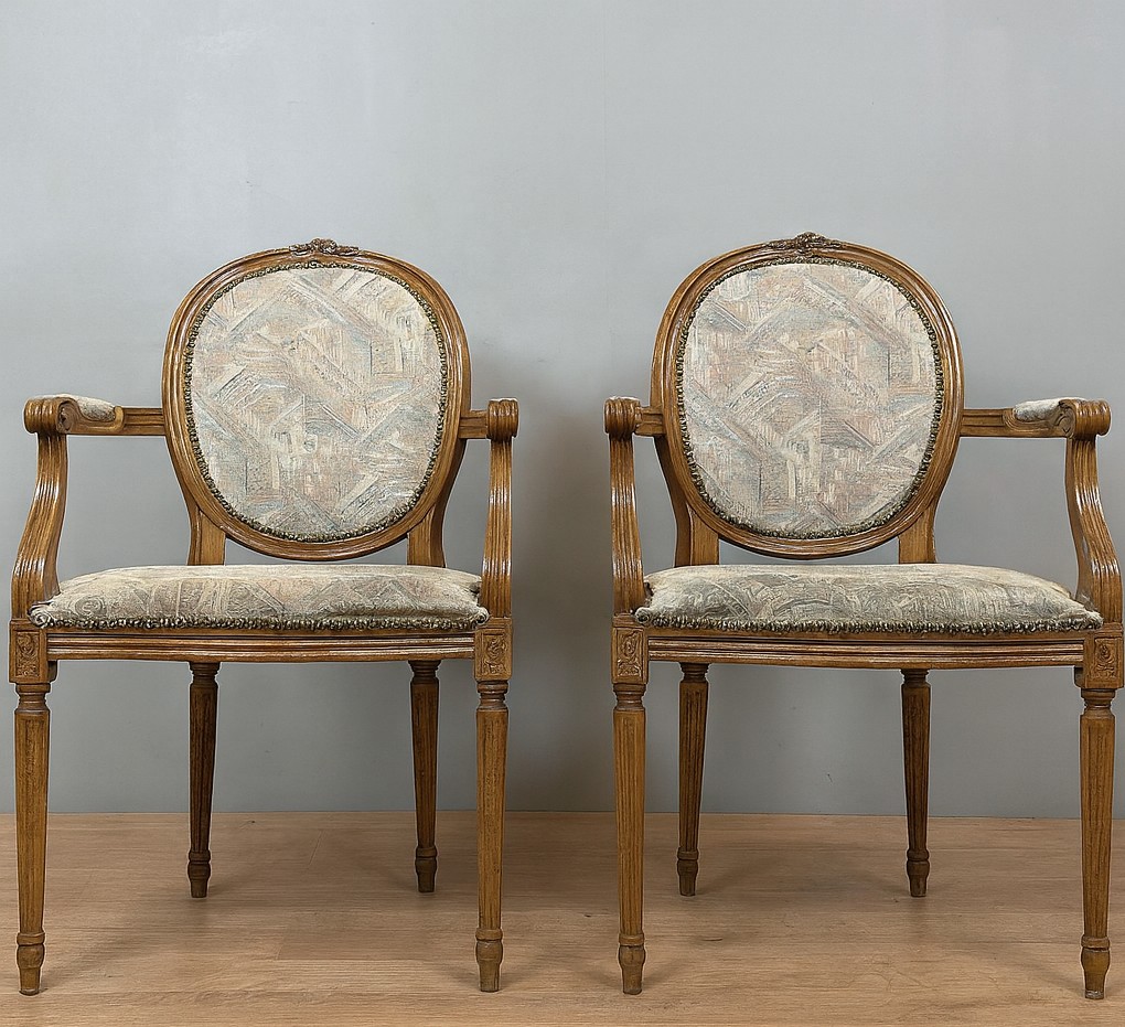 Paire de fauteuils louis XVI a dossiers médaillons 
