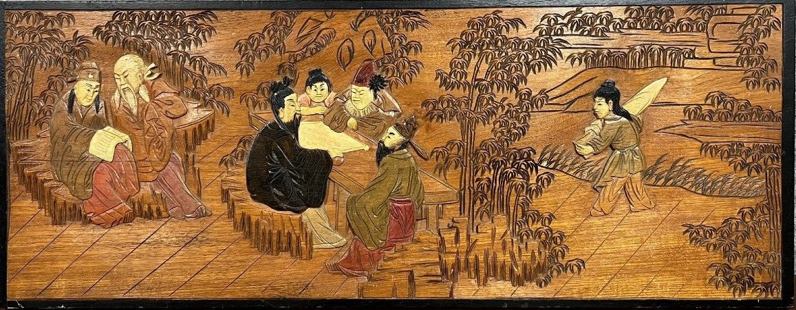 Chine vers 1900 : grand panneau sculpté polychrome avec incrustations de nacre  