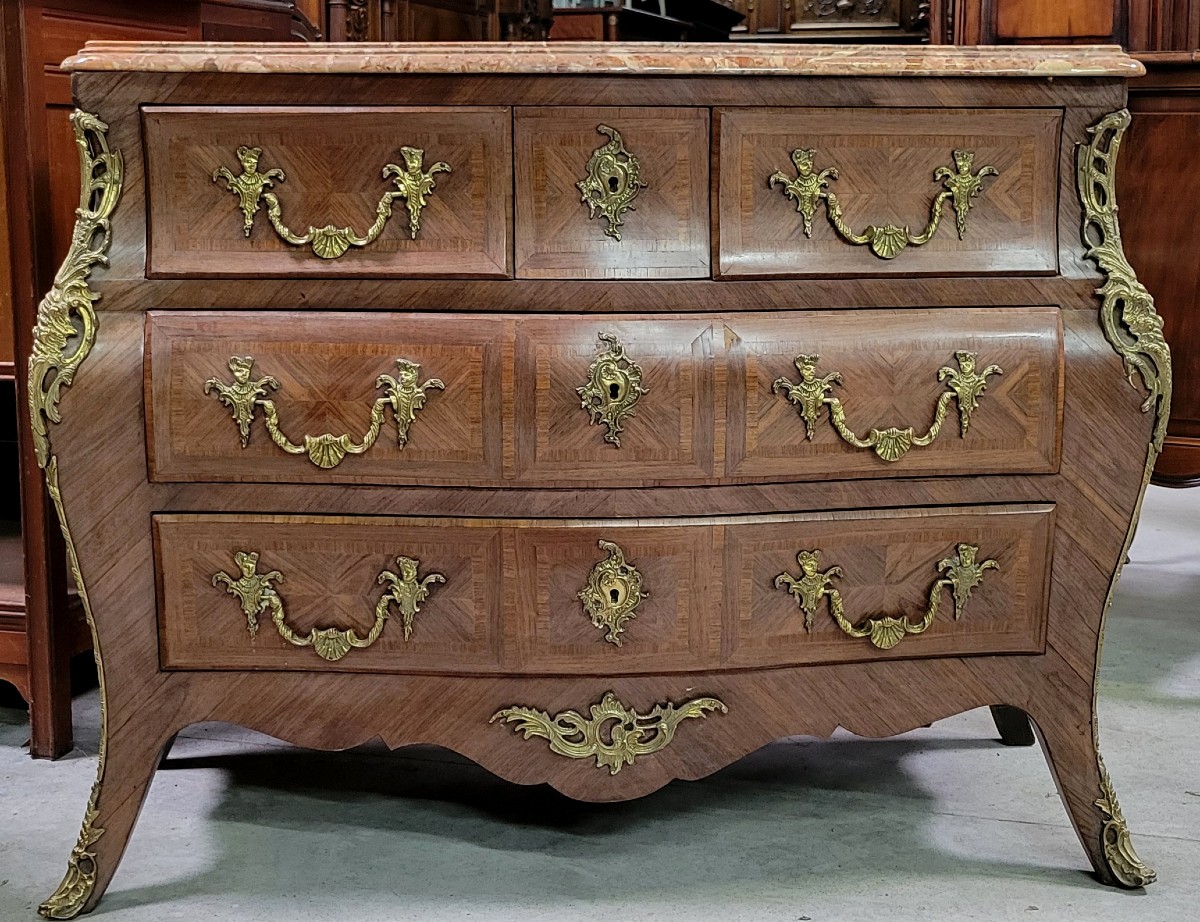 Commode galbée style Louis XV en marquéterie