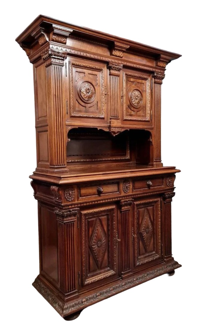 Buffet deux corps style renaissance en noyer massif 