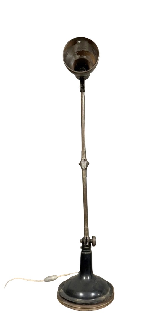 Design industriel du XXeme siècle: très grande lampe à bras articulé / h96 cm