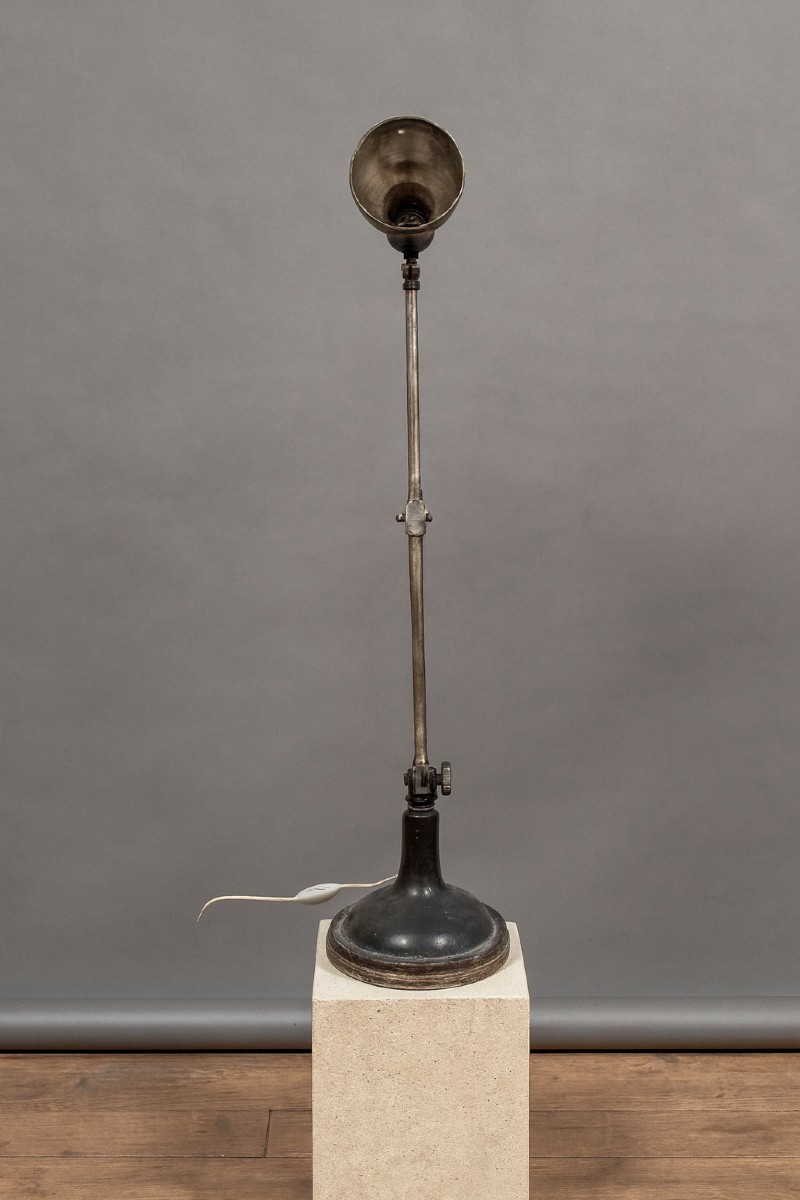 Design industriel du XXeme siècle: très grande lampe à bras articulé / h96 cm