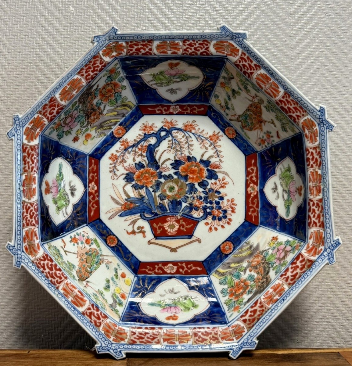 Japon, Imari, XIXe siècle : Coupe octogonale ou centre de table en porcelaine