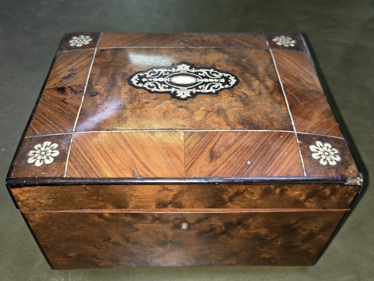cabinet a cigares époque Napoléon III en bois nobles
