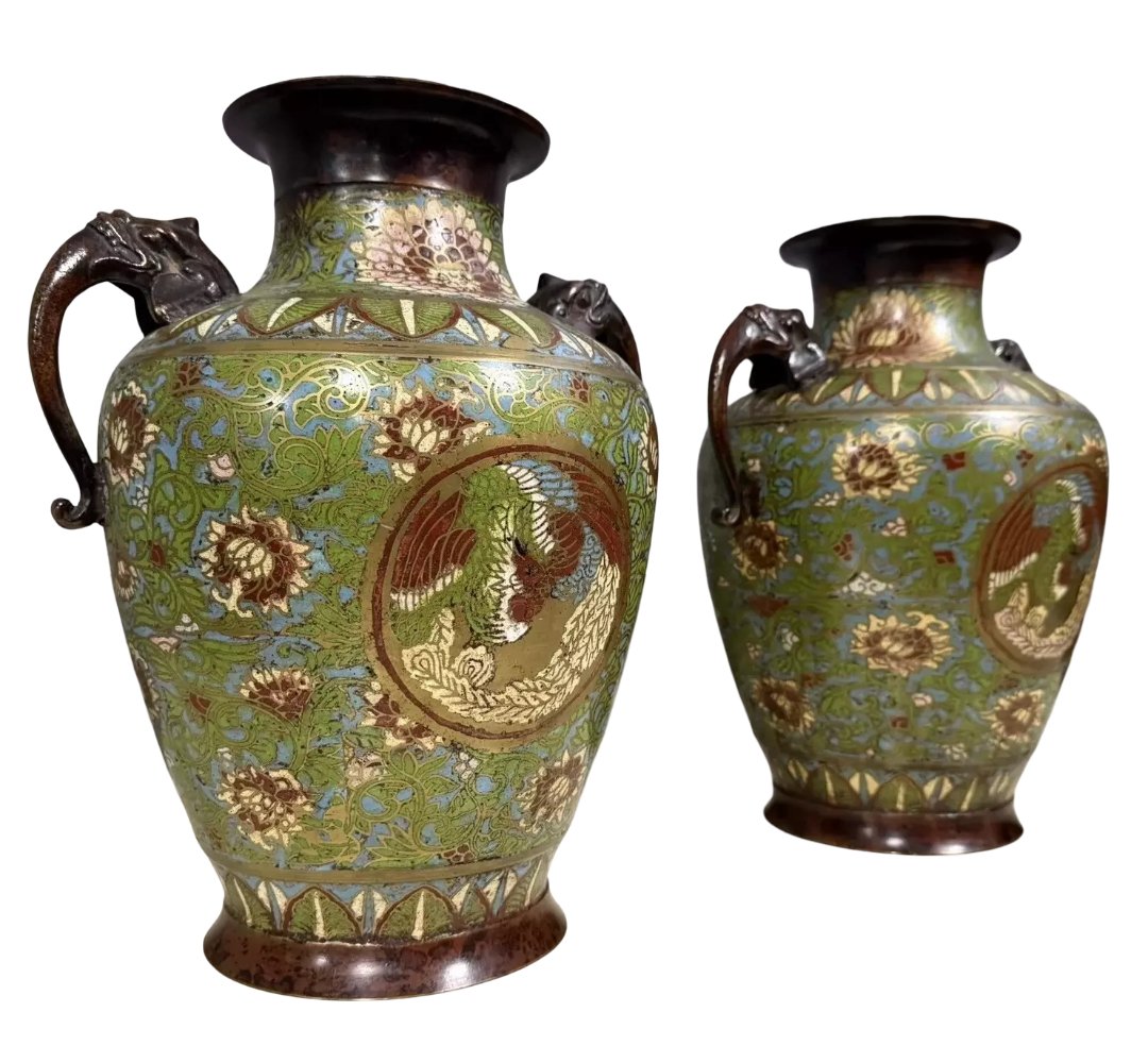 Chine XIX : Très importante paire de vases en bronze à décor d'émaux cloisonnés-photo-1