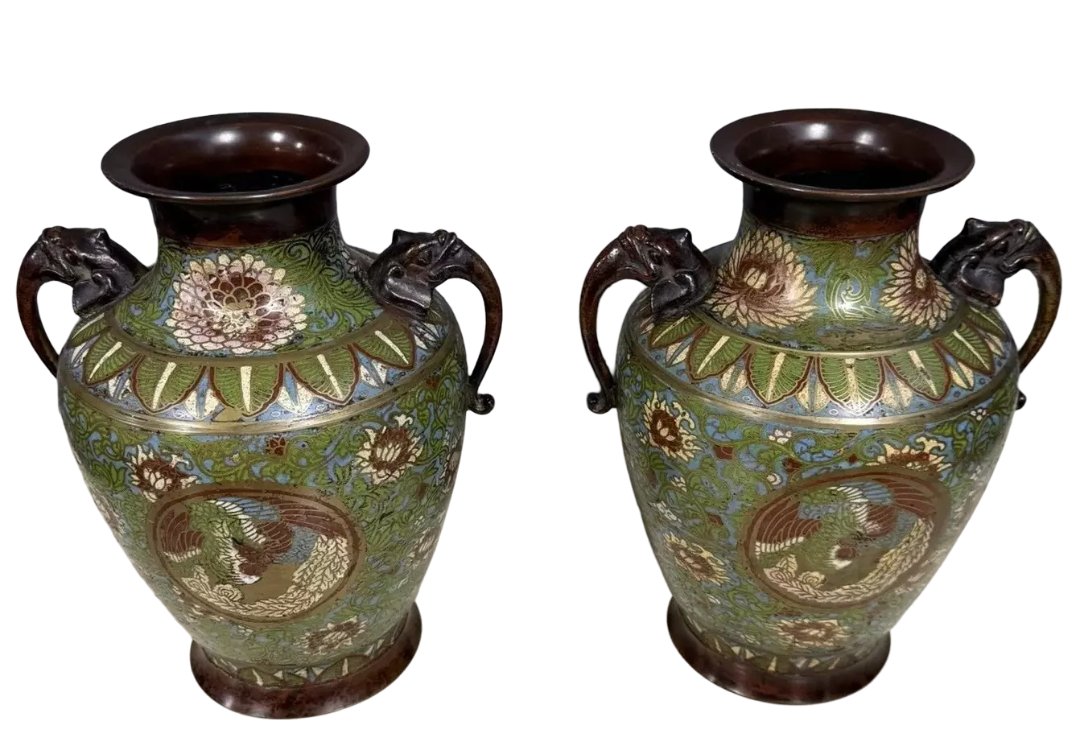 Chine XIX : Très importante paire de vases en bronze à décor d'émaux cloisonnés-photo-5