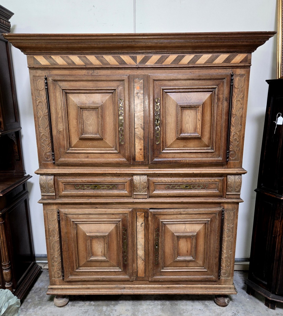 Buffet cabinet dit montbelliard époque XVIIIeme en chéne sculpté