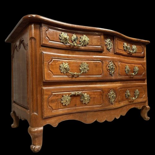 Commode galbée époque Louis XV en noyer et bronzes dorés époque XVIIIeme-photo-2