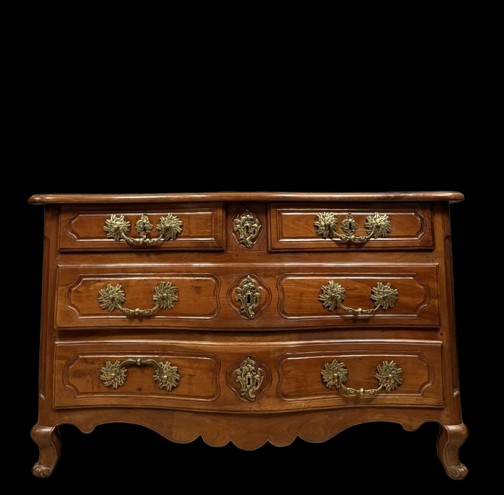 Commode galbée époque Louis XV en noyer et bronzes dorés époque XVIIIeme