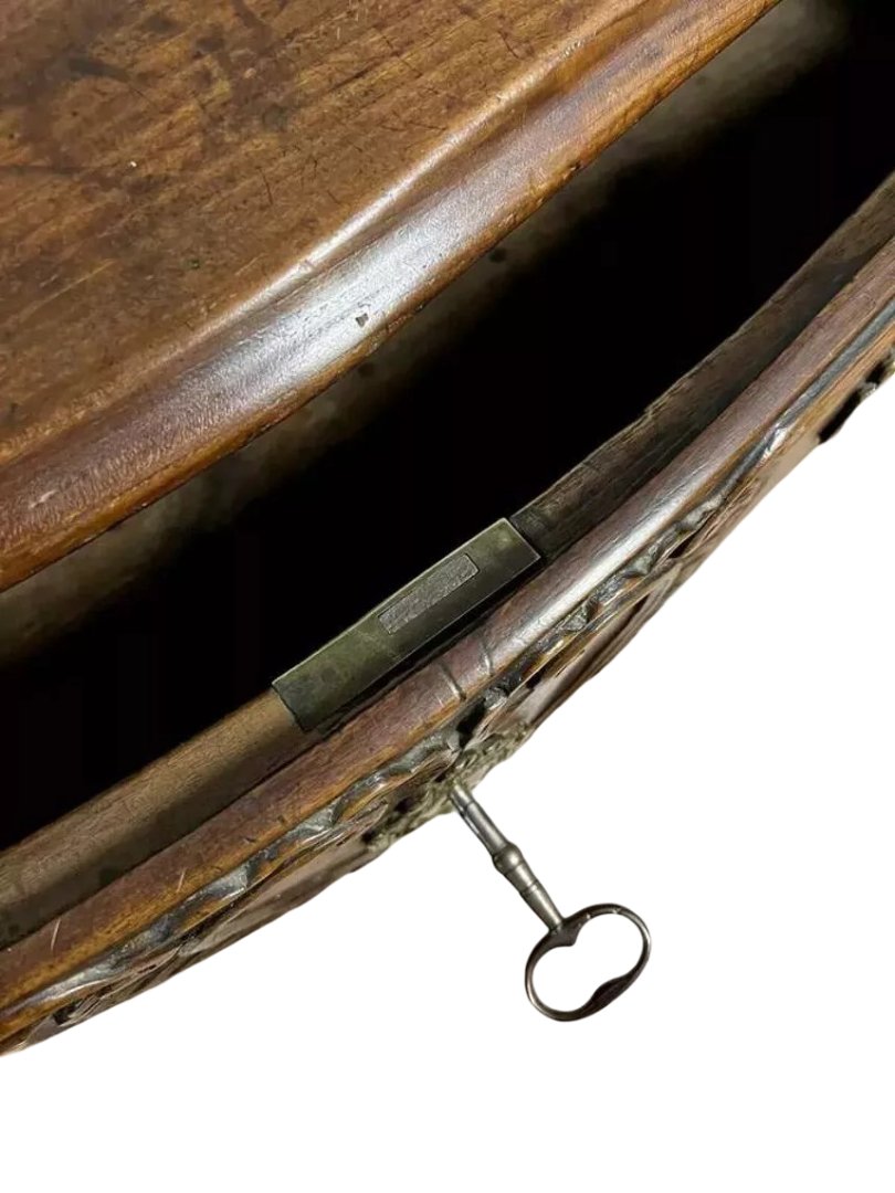 Importante commode Lyonnaise galbée époque Louis XV en noyer -photo-1