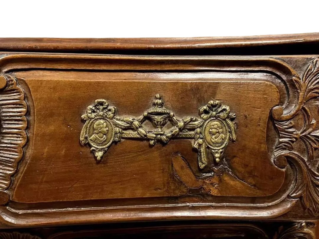 Importante commode Lyonnaise galbée époque Louis XV en noyer -photo-2